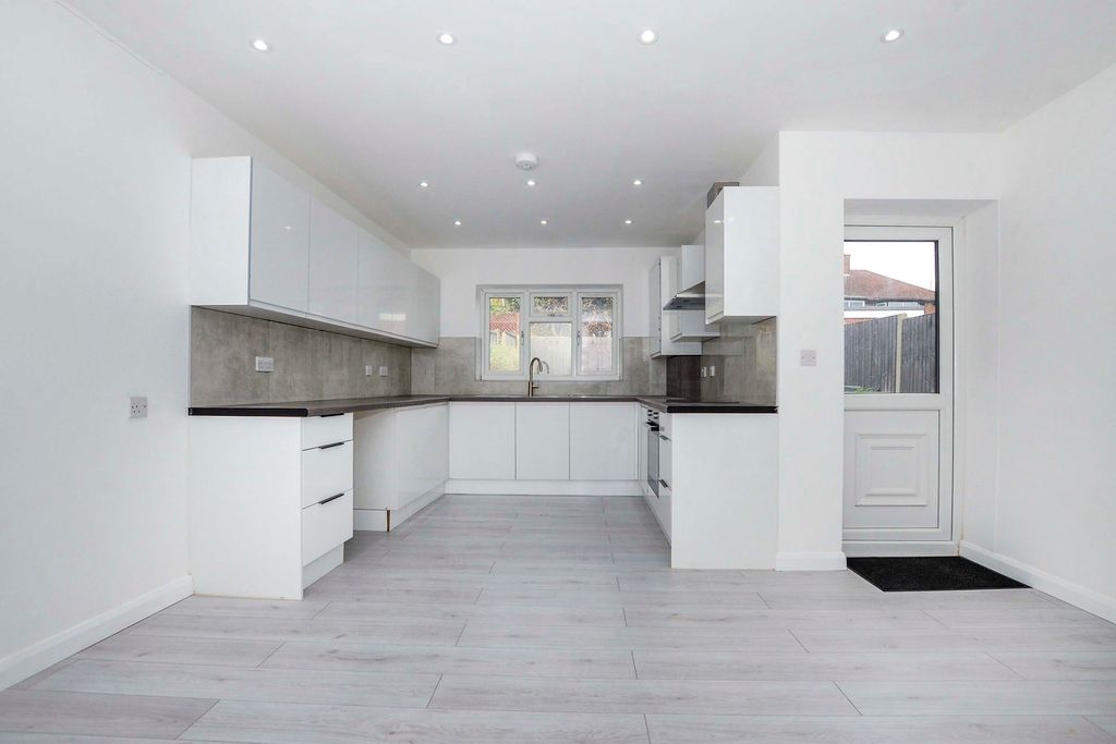 Property photo 3 of 11 Pbox-Img.Jpg
