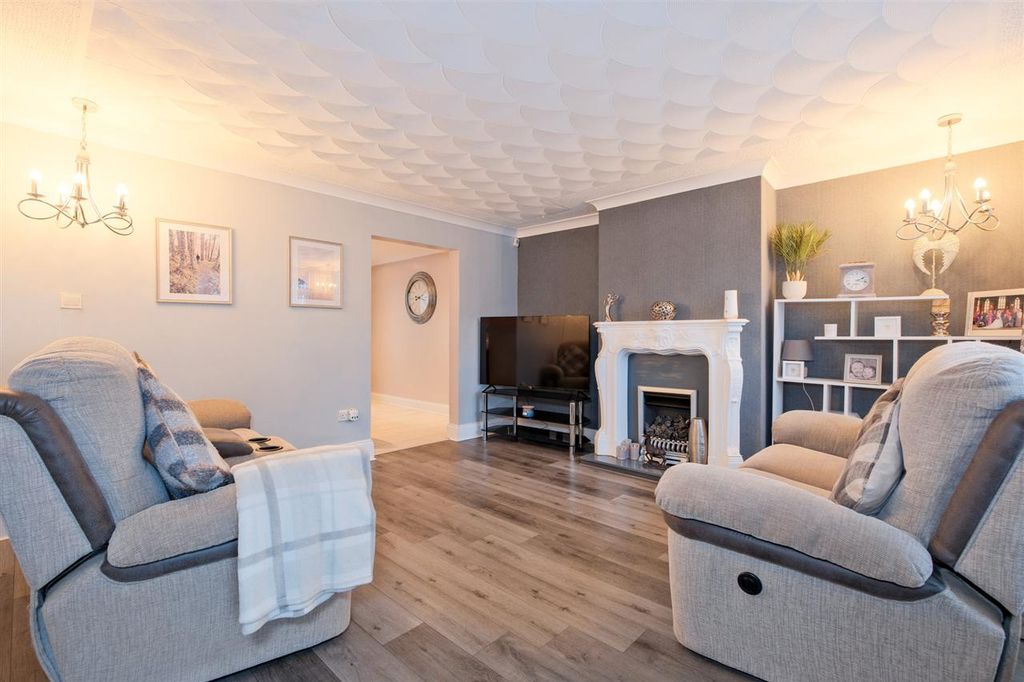 Property photo 2 of 21 Lounge