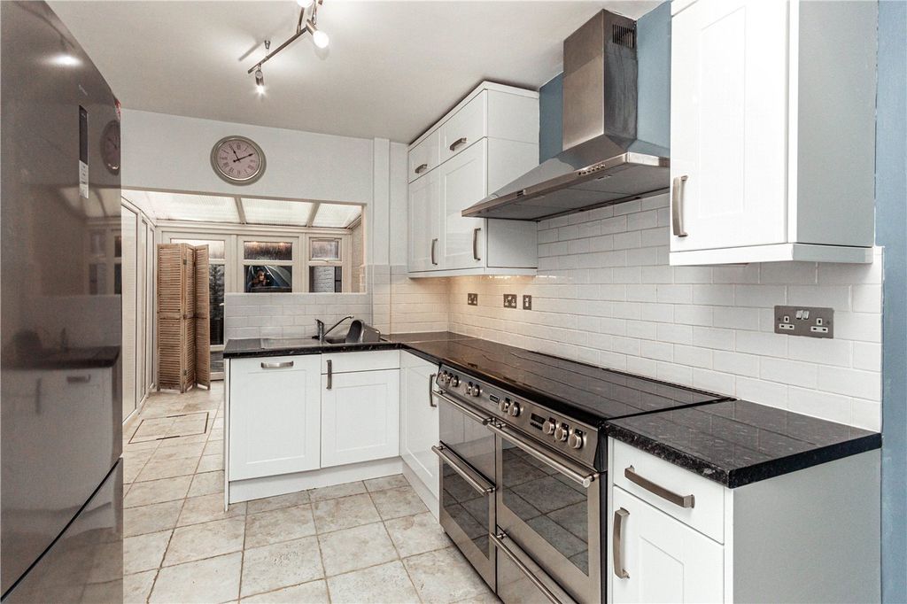 Property photo 3 of 11 Kitchen
