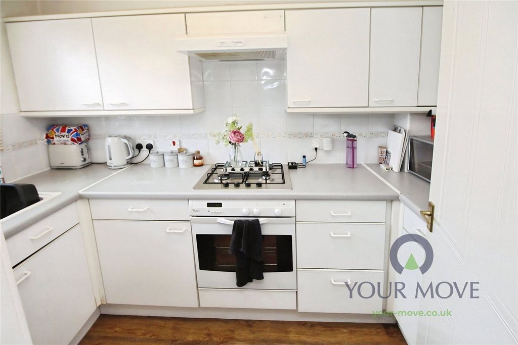 Property photo 3 of 11 Kitchen