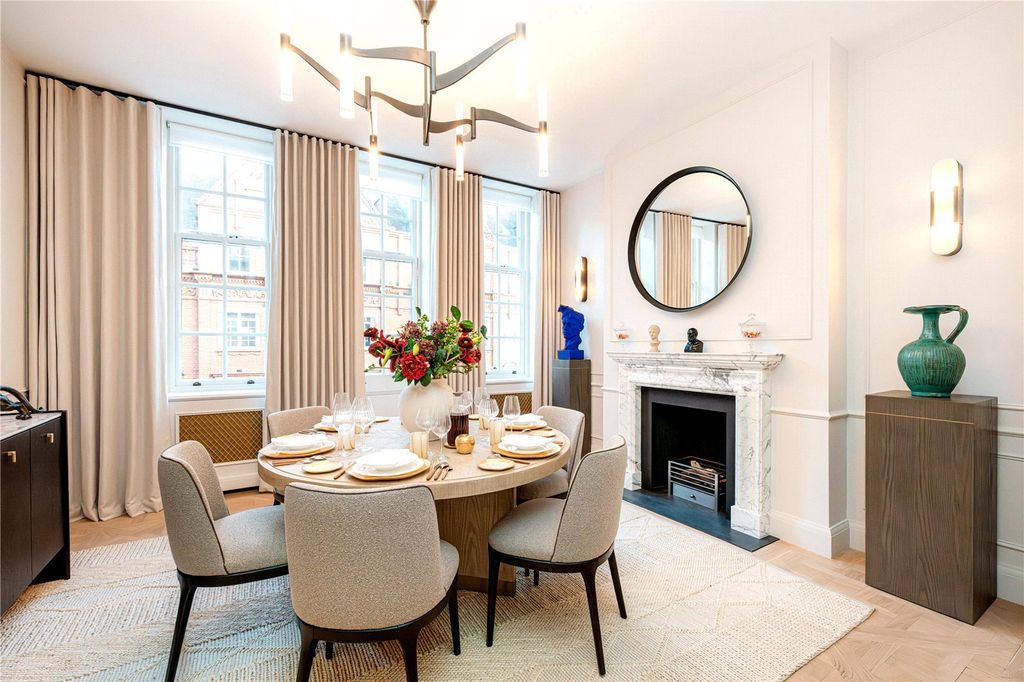 Property photo 3 of 10 Dining Room
