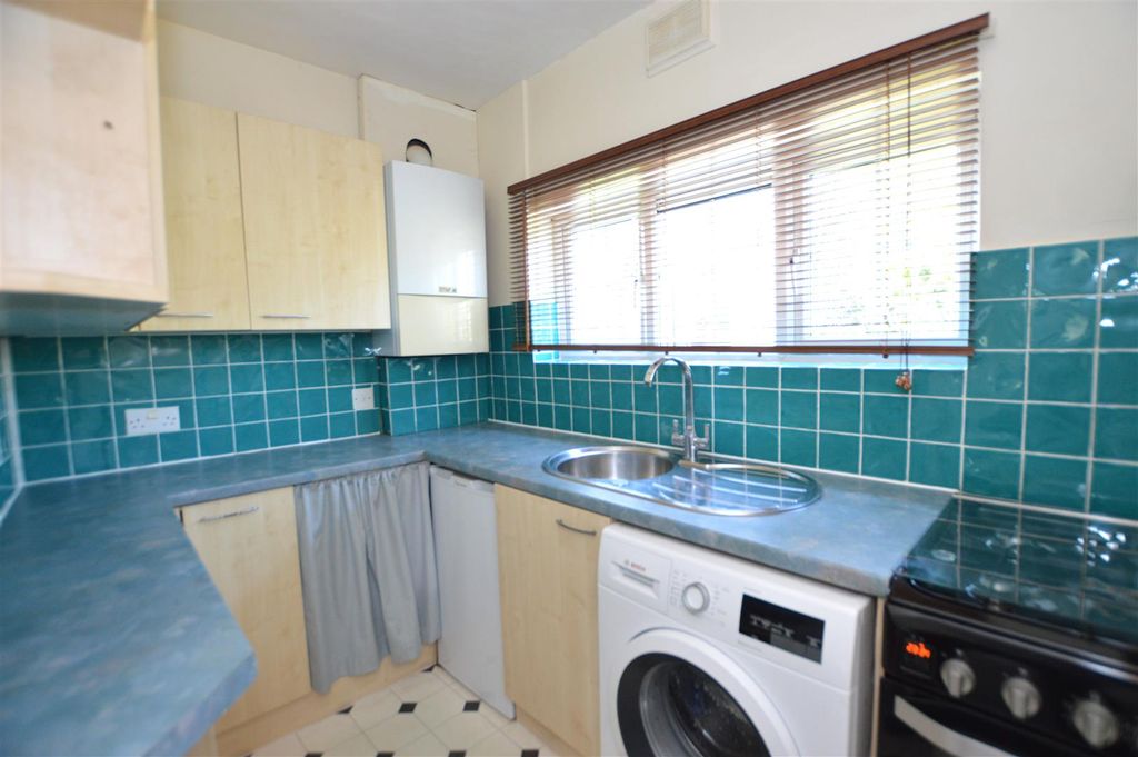 Property photo 2 of 10 28 Bramley Close Kit.Jpg