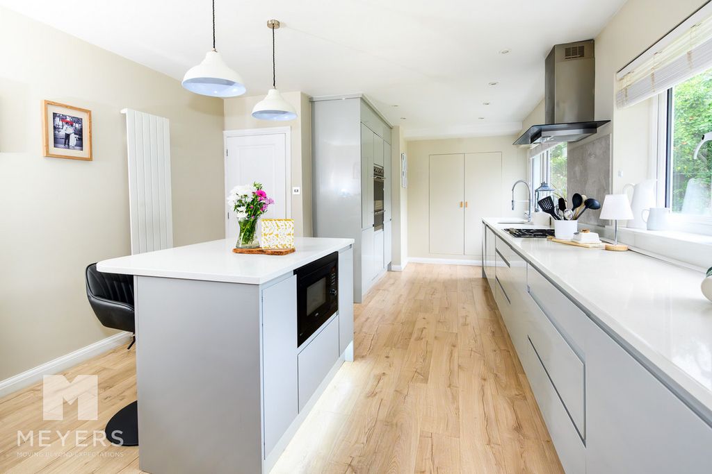 Property photo 2 of 28