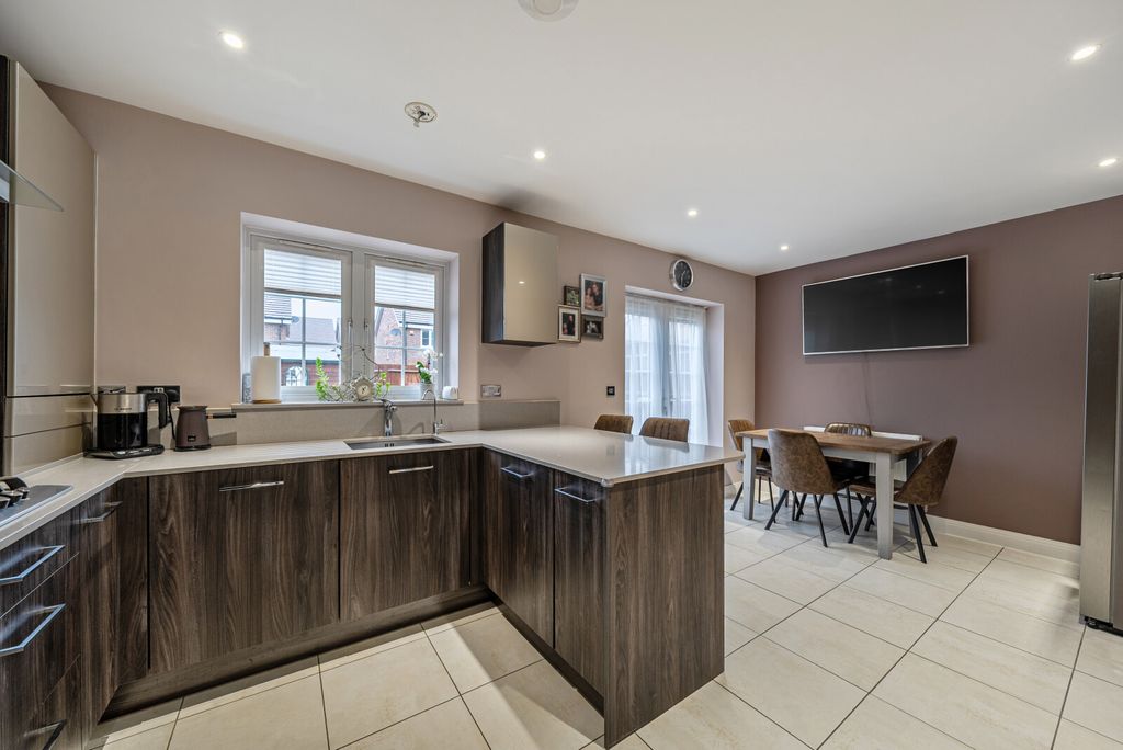 Property photo 2 of 19 1397448-18-696657...