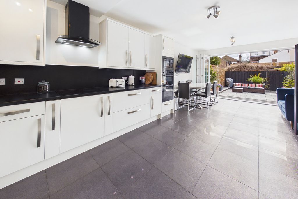 Property photo 3 of 22