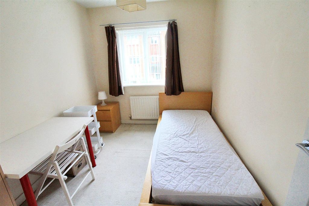 Property photo 2 of 12 Bed 2.Jpg