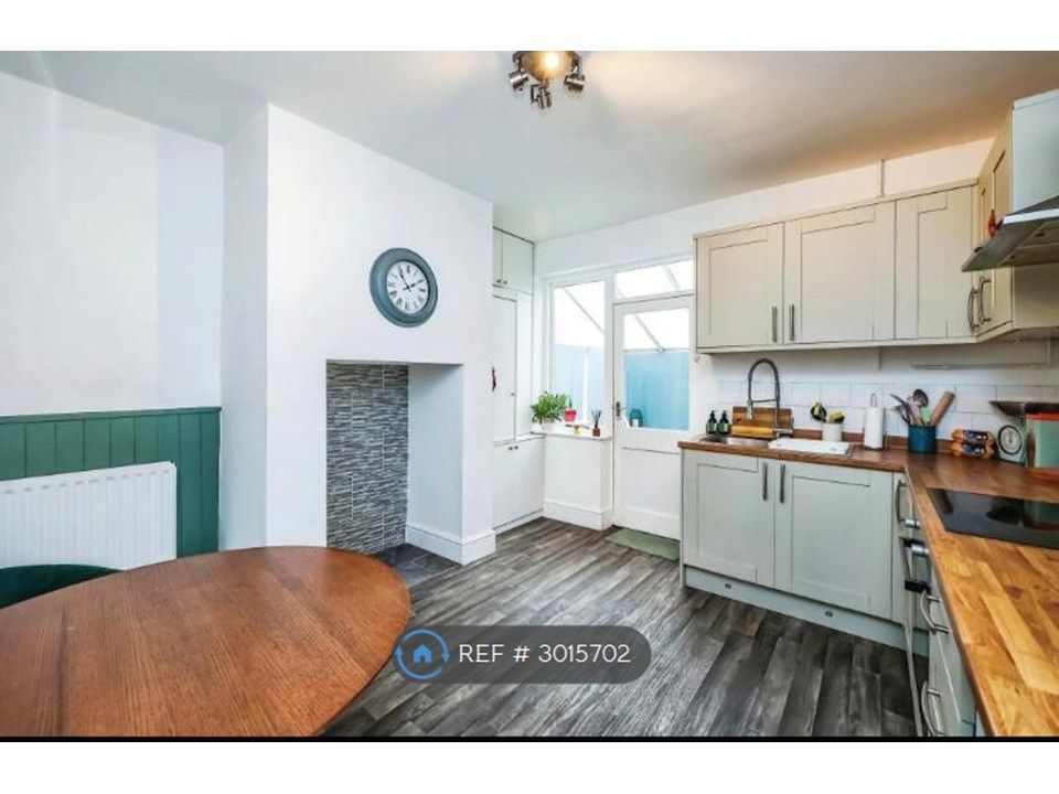 Property photo 3 of 14 Kitchen