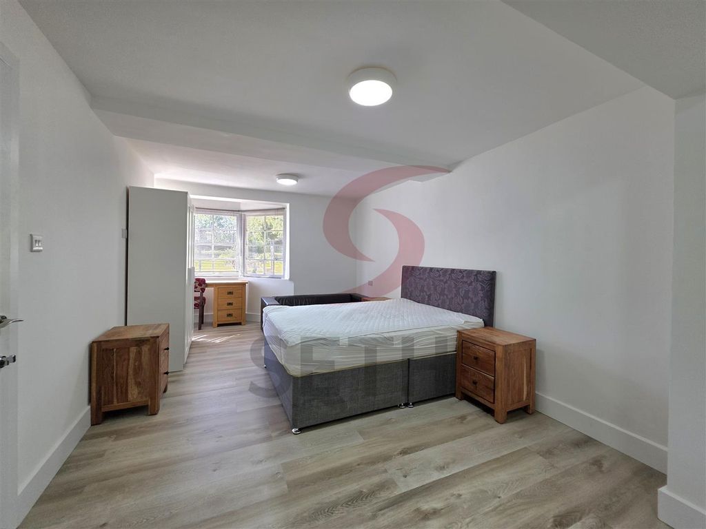 Property photo 3 of 6 Studio