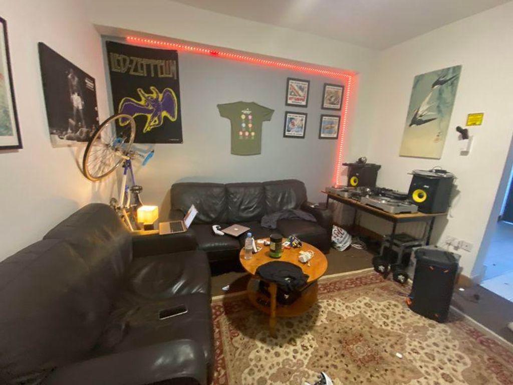 Property photo 2 of 7 A Cozy Living Room Perfect For Socializing With Fr...