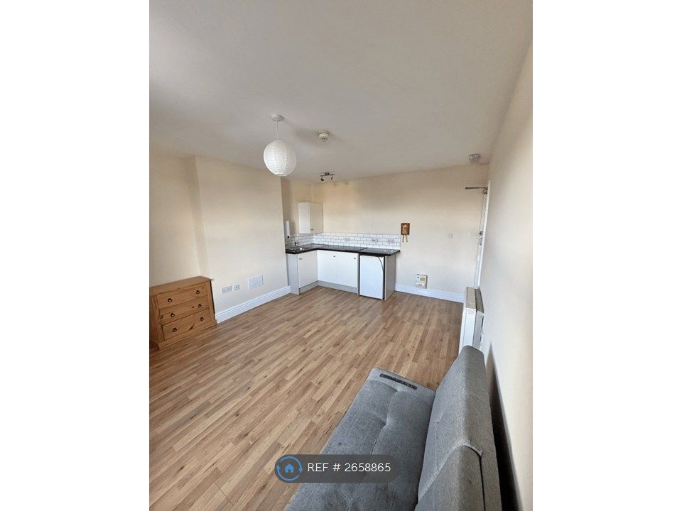 Property photo 3 of 18 Room 6