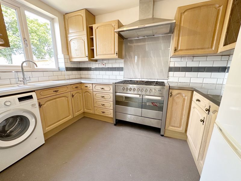 Property photo 3 of 11 Kitchen