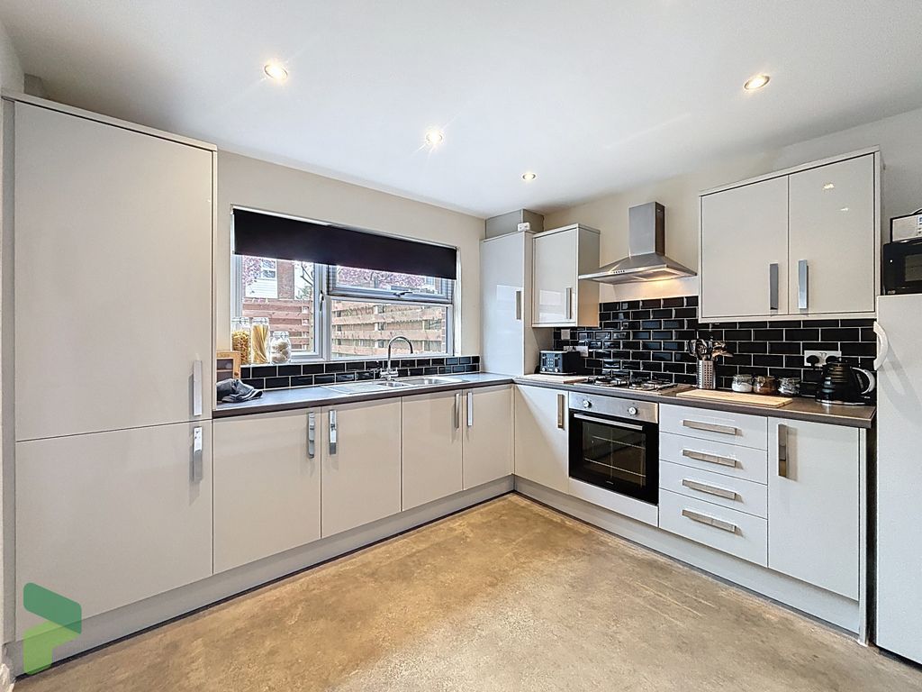 Property photo 2 of 18 Fully Fitted Kitchen