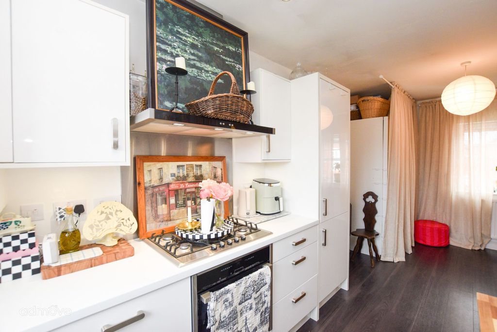 Property photo 3 of 16 Photo 6