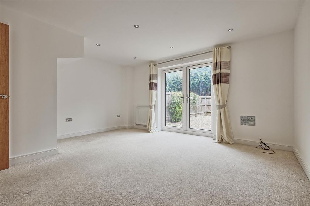 Property photo 2 of 17 Living.Jpg
