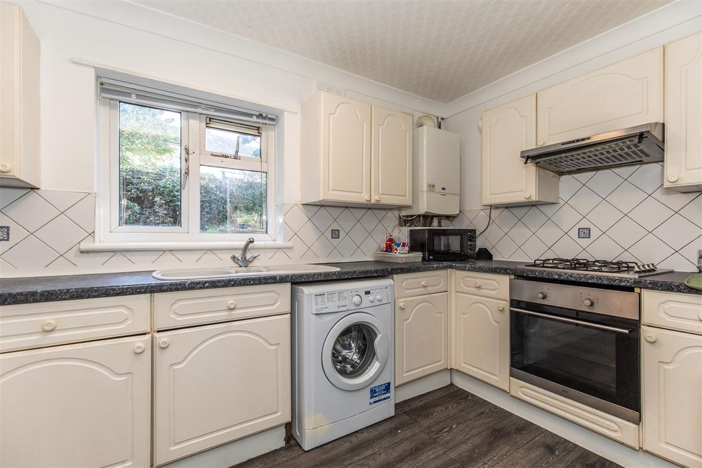 Property photo 3 of 8 Kitchen