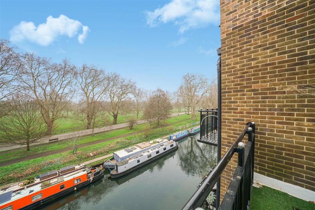 Property photo 3 of 11 Views Of The Canal &amp; Victoria Park