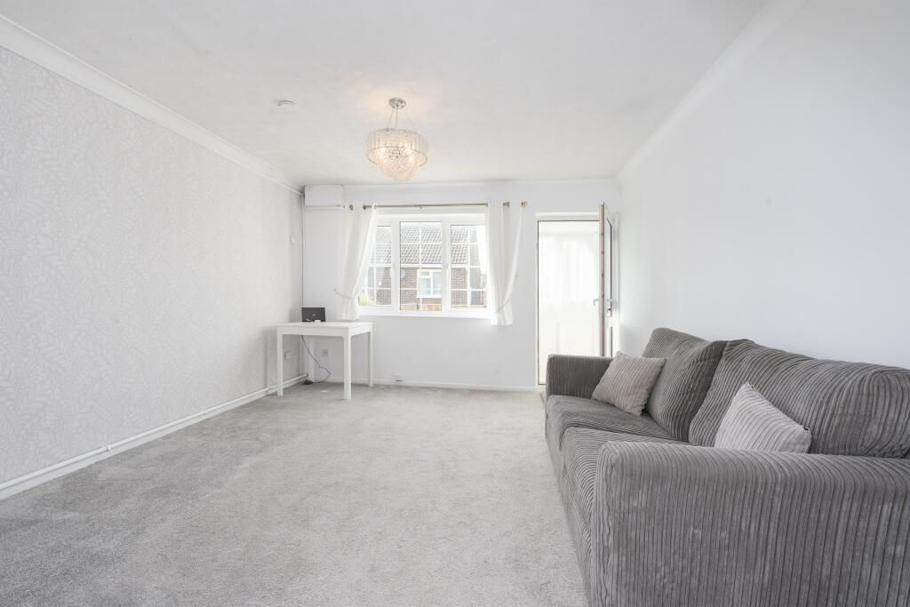 Property photo 3 of 10 Lounge