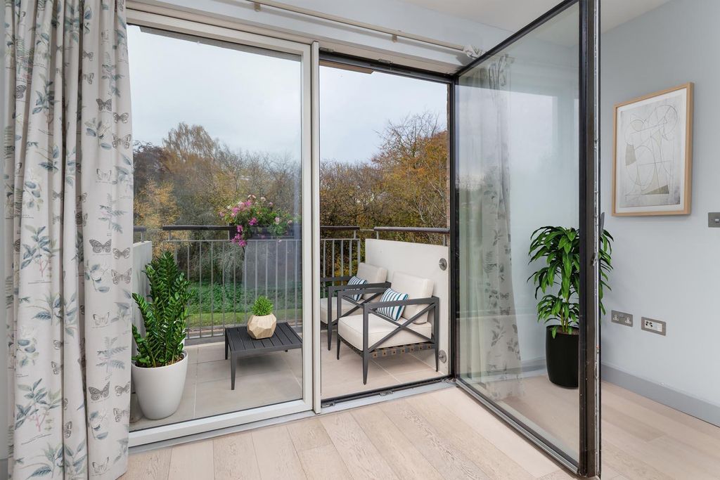 Property photo 2 of 10 Apt14-Balcony-Vs.Jpg