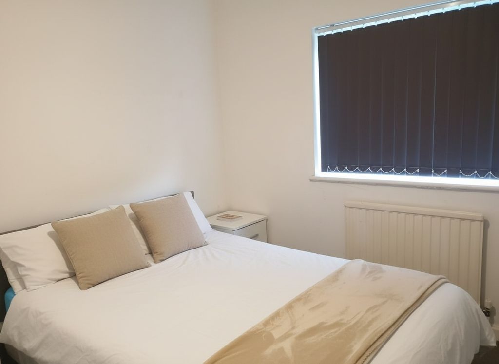 Property photo 2 of 5 Bright Double Bedroom With Fresh Neutral Decor...