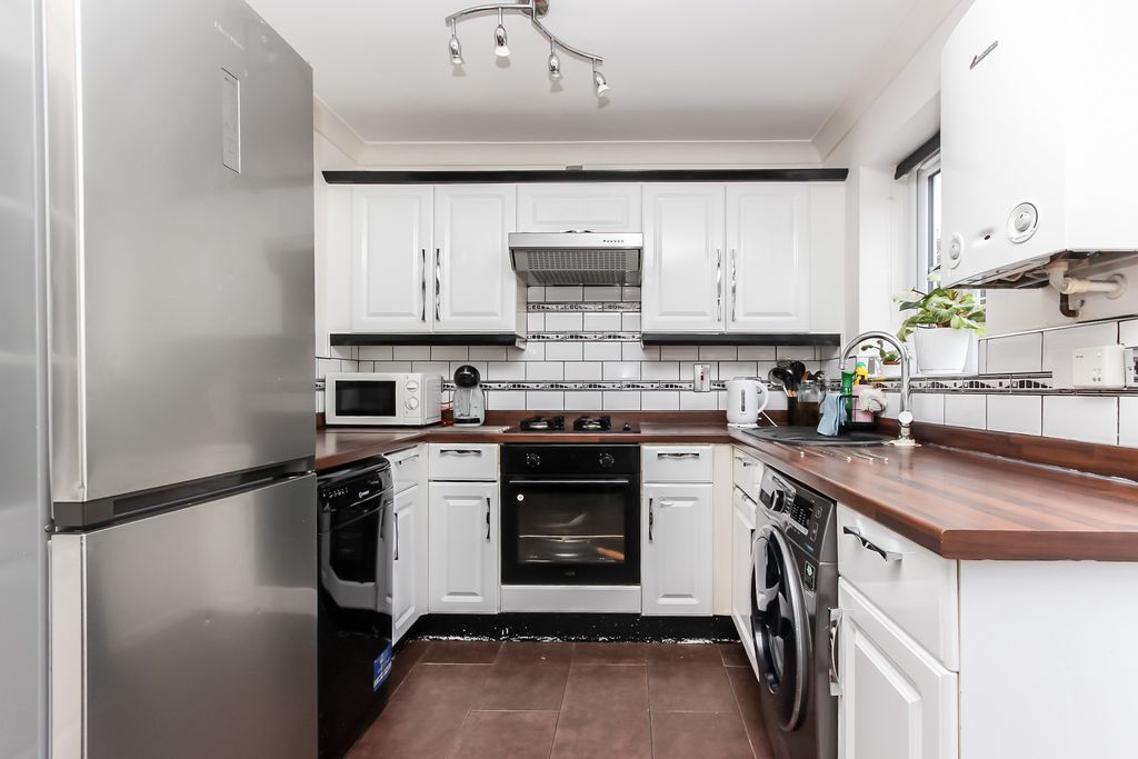 Property photo 3 of 10 Kitchen