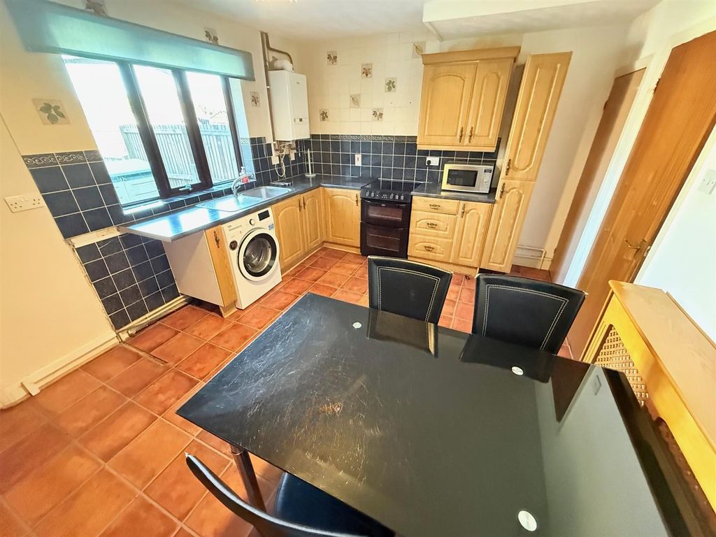 Property photo 3 of 12 Kitchen