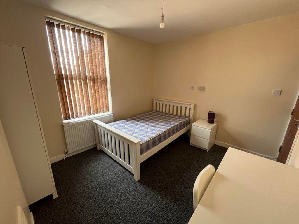 Property photo 1 of 6 A Bright And Inviting Double Bedroom Featuring A c...