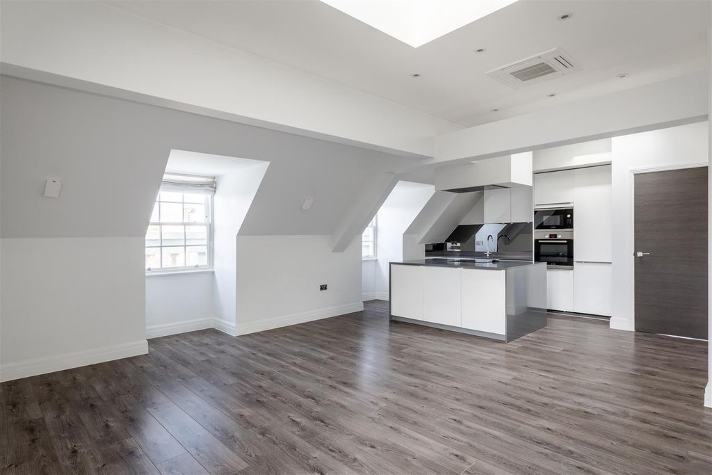 Property photo 2 of 10 Kew Bridge Road-22.Jpg