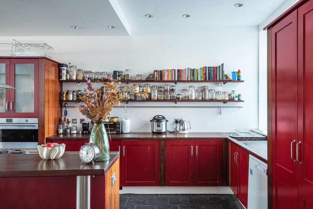 Property photo 3 of 14 Shepherdess Walk