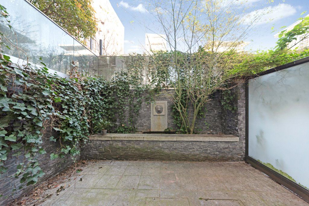 Property photo 2 of 15 Sterling Mansions