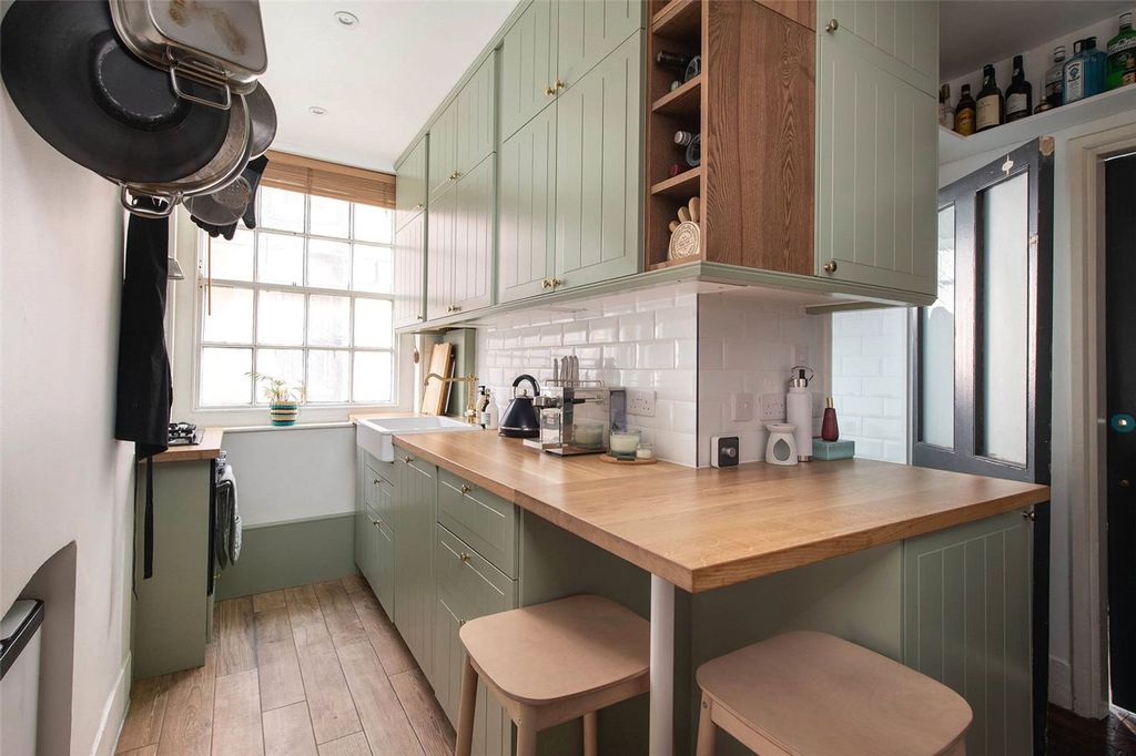 Property photo 2 of 10 Cressy Houses E1