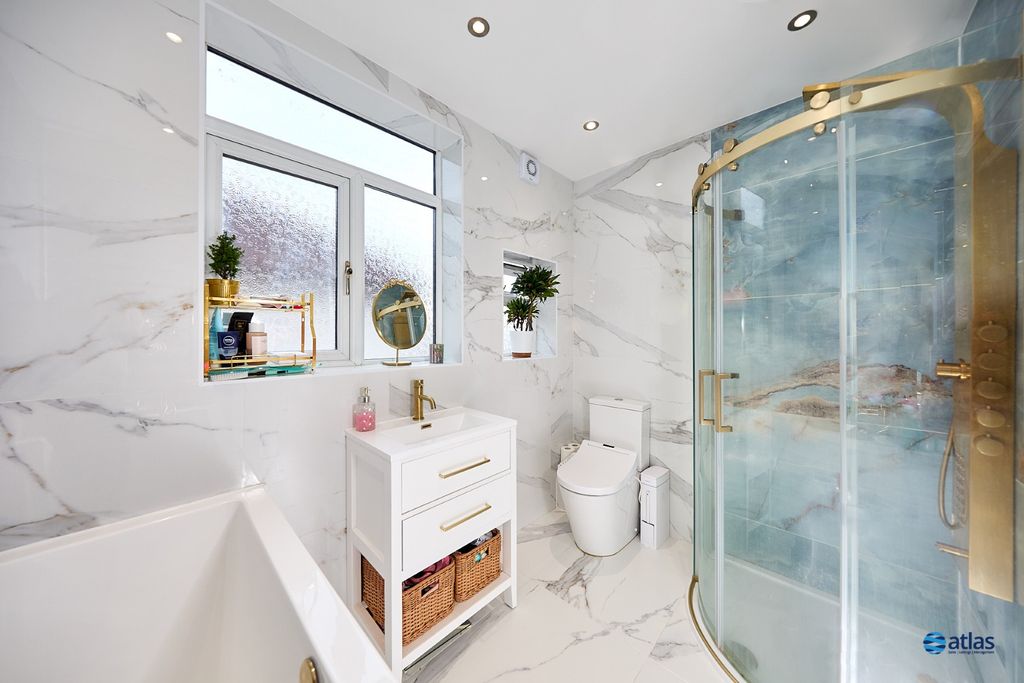 Property photo 2 of 18 Bathroom