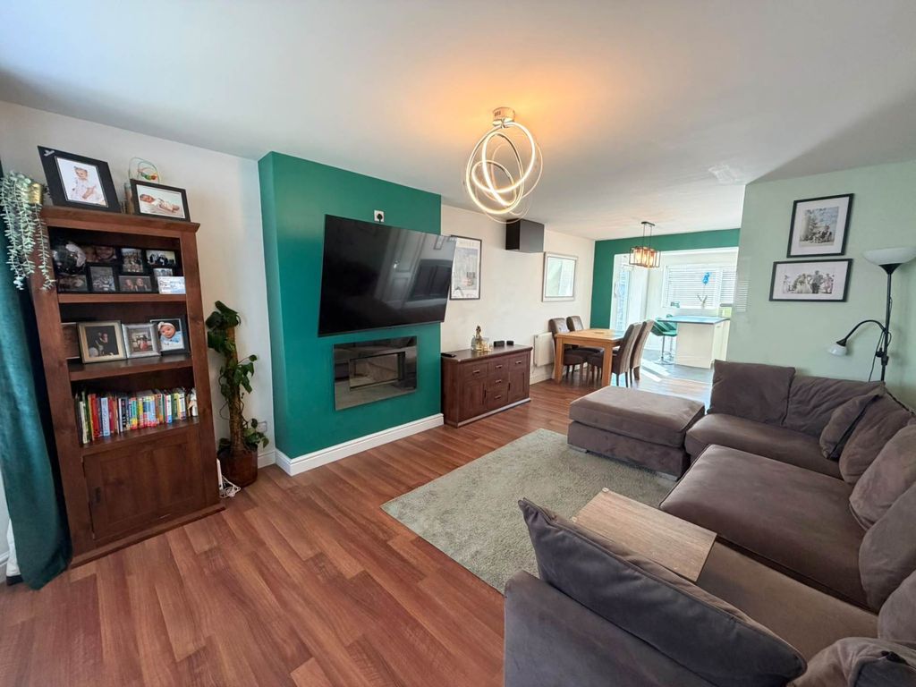 Property photo 2 of 28