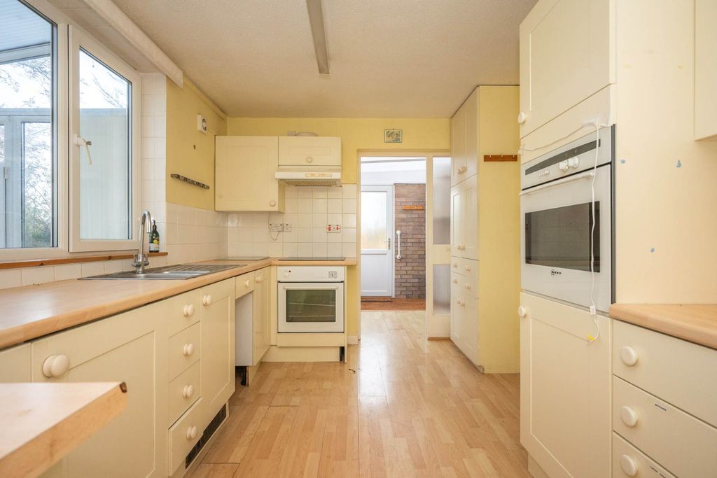 Property photo 2 of 32