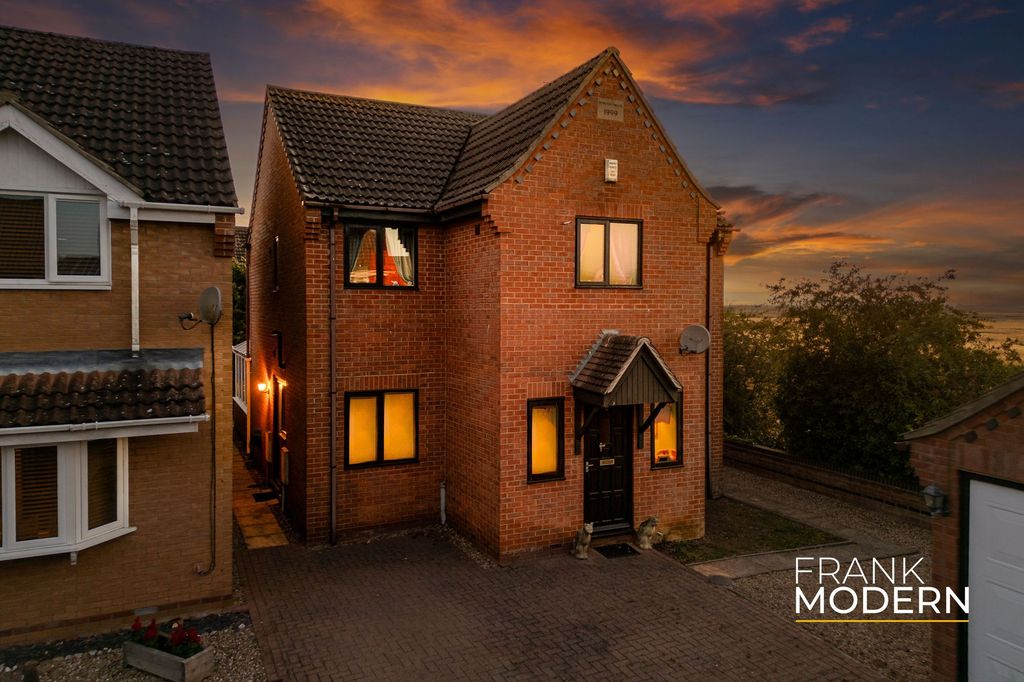 Property photo 1 of 33 Dusk