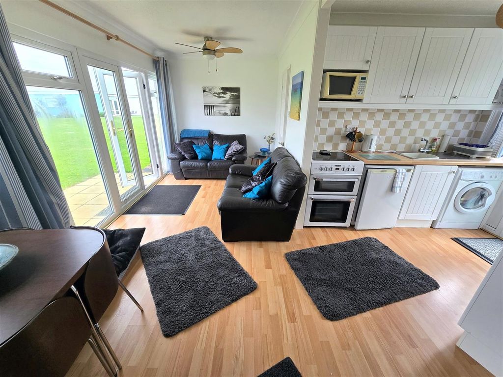 Property photo 3 of 8 Lounge/Kitchen