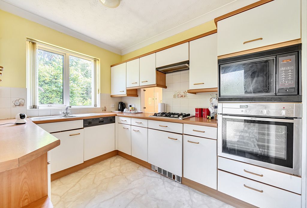 Property photo 3 of 23 Kitchen/Breakfast