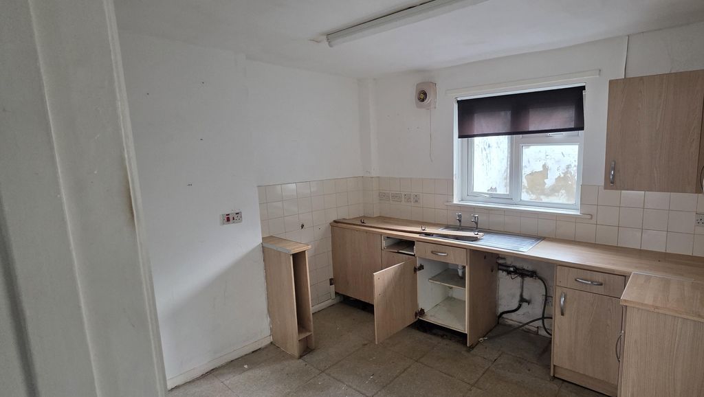 Property photo 3 of 9 40726.Jpg
