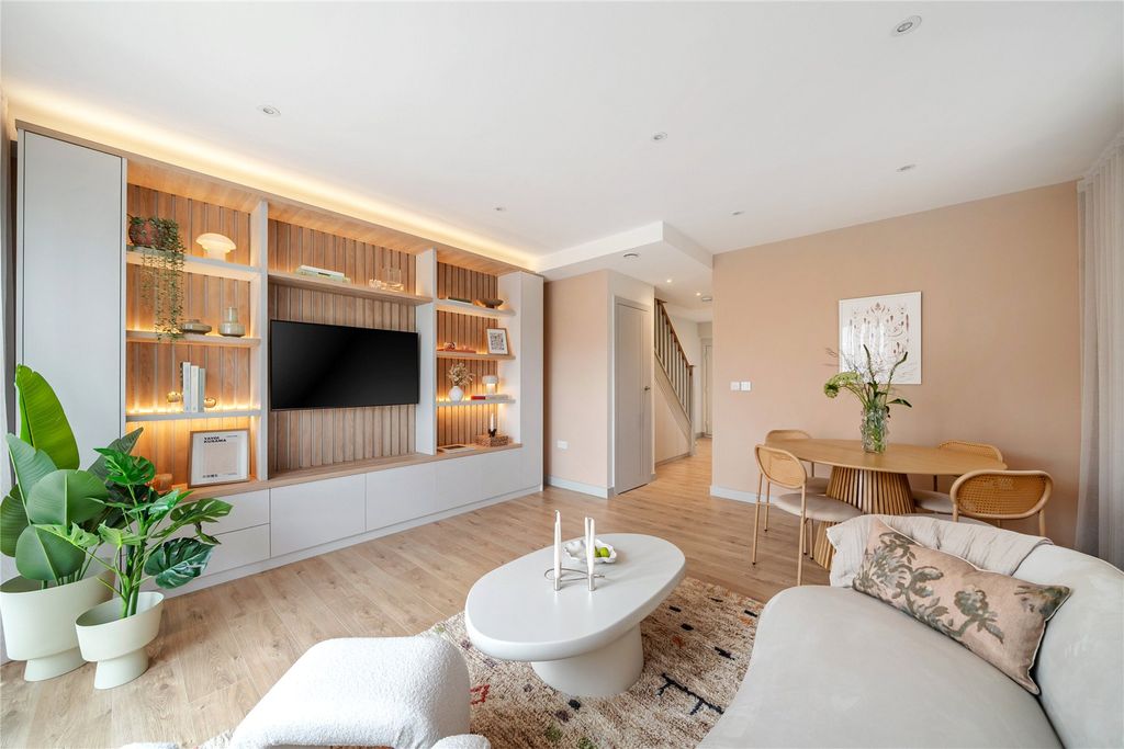 Property photo 2 of 25 Picture No. 11