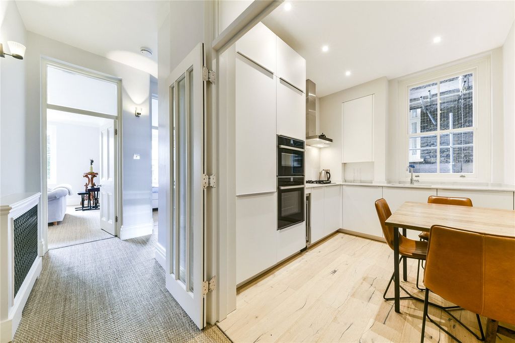 Property photo 1 of 14 Hallway/Kitchen