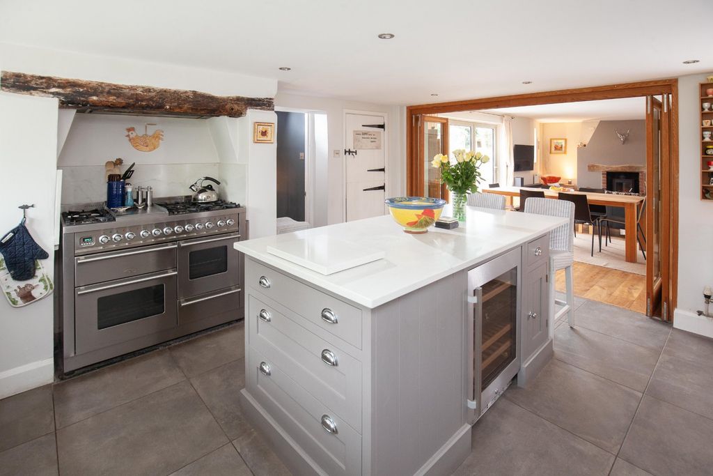 Property photo 3 of 18 Kitchen