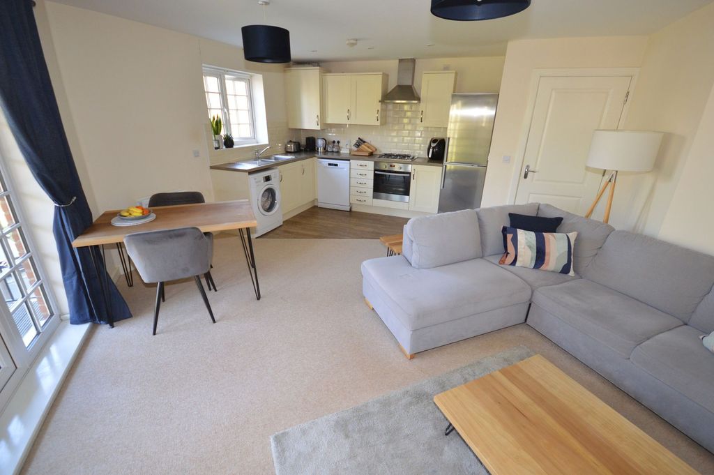 Property photo 2 of 10 Living Space