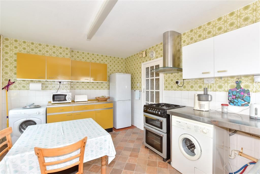 Property photo 3 of 11 Kitchen