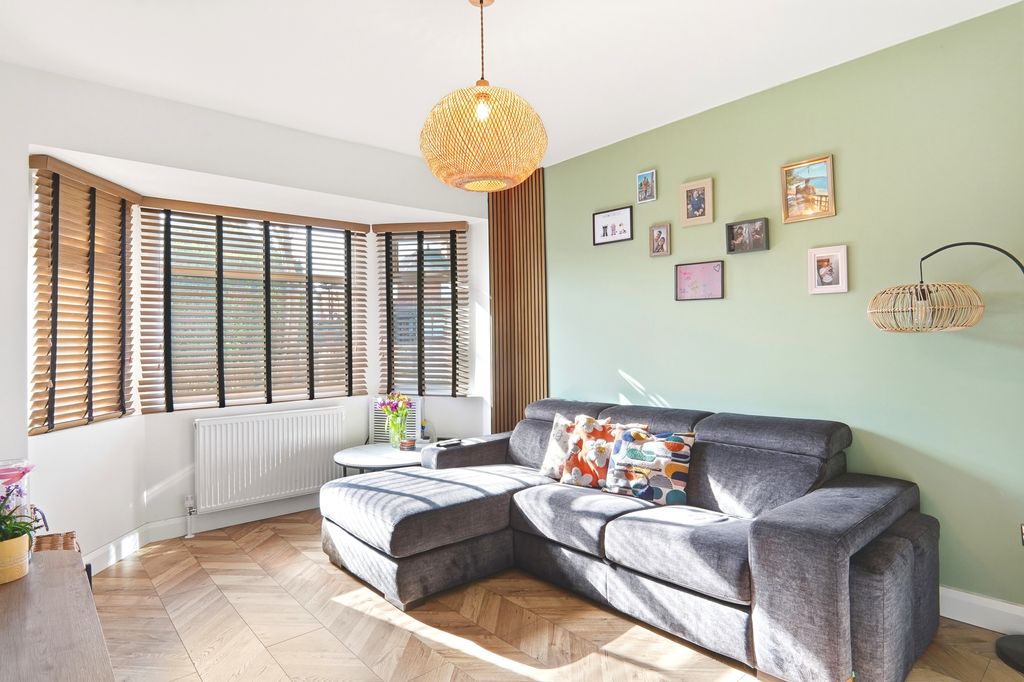 Property photo 3 of 24 Lbroad008