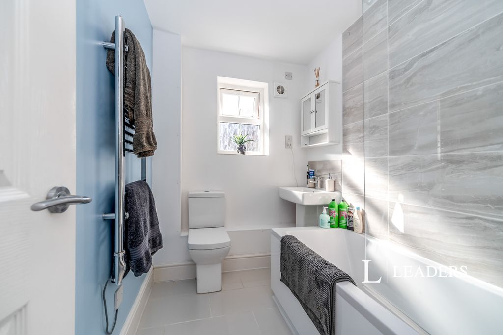 Property photo 2 of 9 33 Linclare Place (7