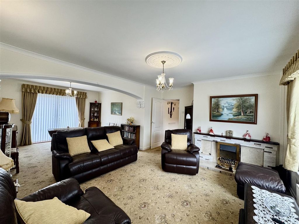Property photo 2 of 19 Lounge/ Dining Room