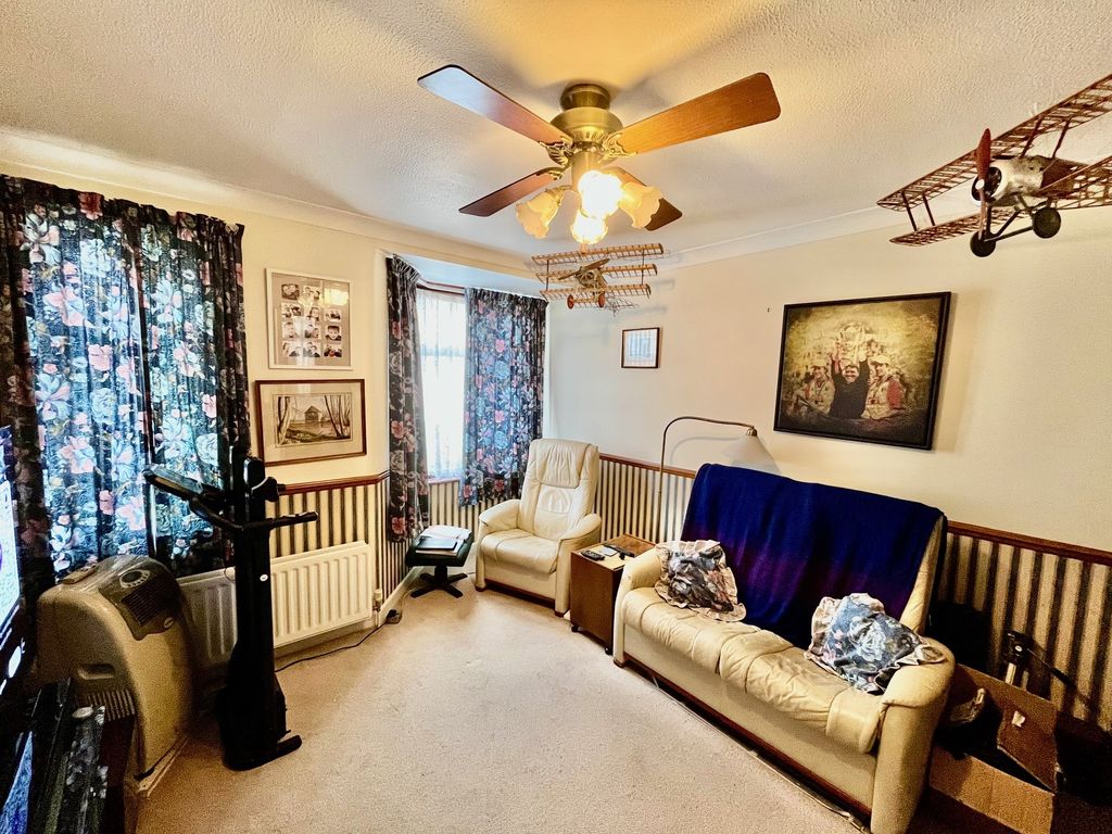 Property photo 2 of 12 Lge