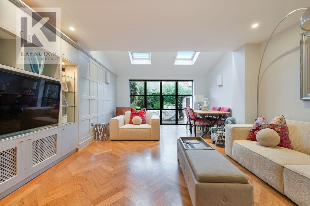 Property photo 2 of 23 Parkview Way, Epsom - Kt19 8Fa