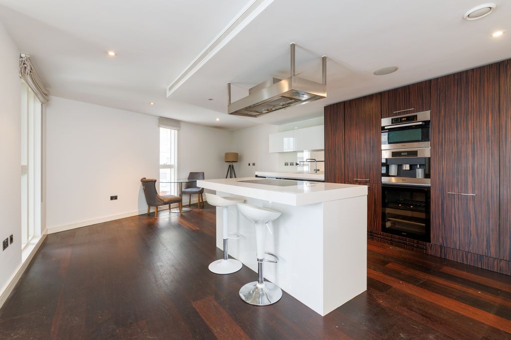 Property photo 1 of 11 Moore House 120 (...