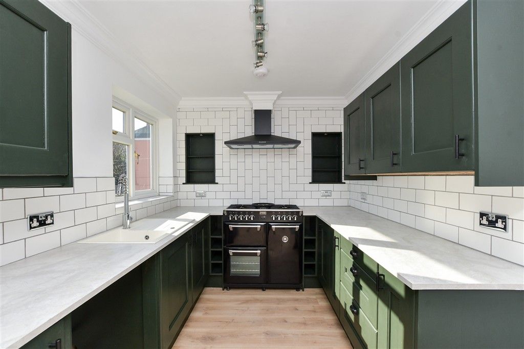 Property photo 3 of 11 Kitchen