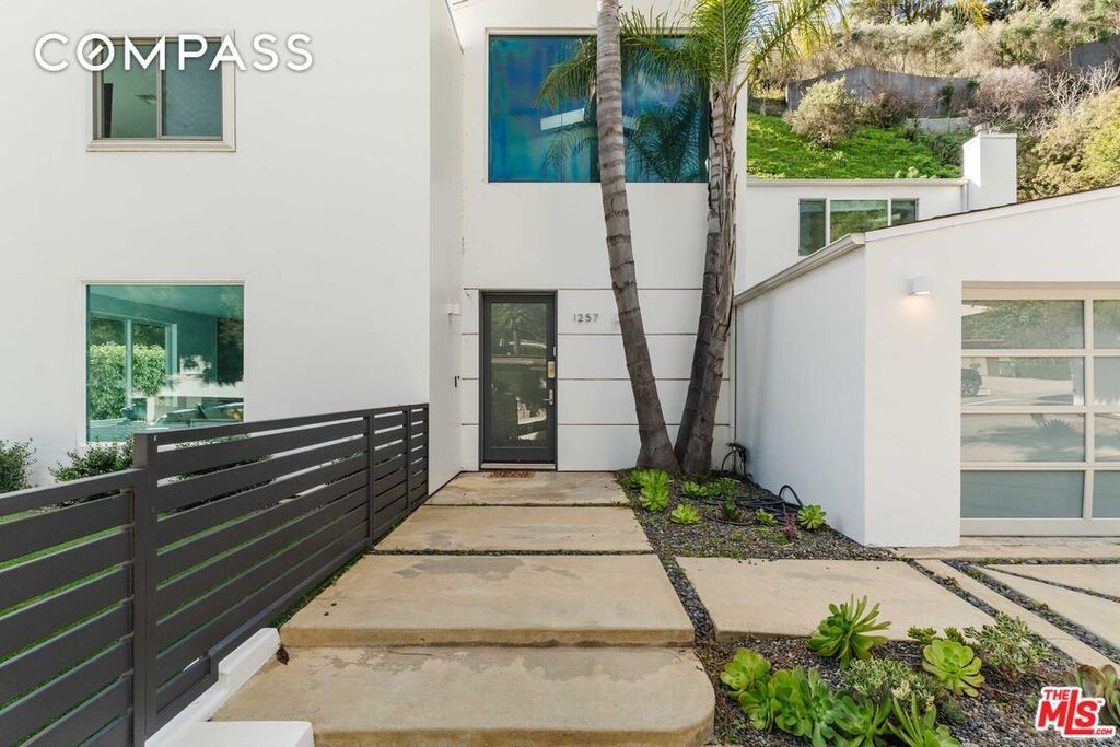 Property photo 2 of 32